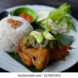 Nasi Bungkus Ayam Cabai Hijau