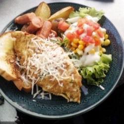 Omelette   Sosis   Roti   Kentang     Salad   Alat Makan (l)