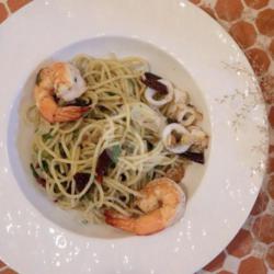 Spaghetti Aglio Olio (seafood)