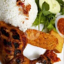 Paket Nasi Ayam Bakar Komplit. Tahu Tempe   Ati Ampela   Sate Usus   Sate Kulit