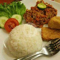 Nasi Uduk Ayam Penyet Dada,dan Lalan