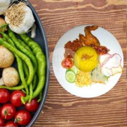 Nasi Kuning Sayap Goreng