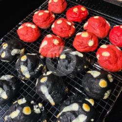 Cookies Mix Black And White Cookies Dan Red Velvet Box Isi 6