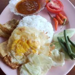 Nasi Penyetan Tahu Tempe   Telor Dadar   Es Nutrisari   Krupuk