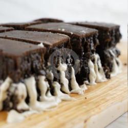 Terang Bulan Blackforest Tiramisu