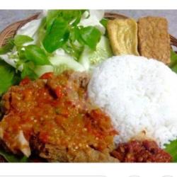 Nasi, Ayam Geprek, Telur, Tahu / Tempe, Sambal, Lalapan