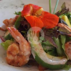 Shrimps Avocado Salad With Sesame Dressing Topping Crunch Almond