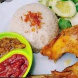 Nasi Uduk Ayam Goreng(ayam,bihun,orek)