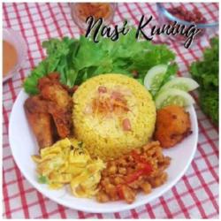 Nasi Kuning   Perkedel   Telor Dadar Iris   Ayam Goreng   Orek Tempe   Sambal