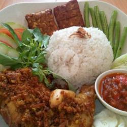 Nasi Ayam Goreng Rempah,tahu Goreng