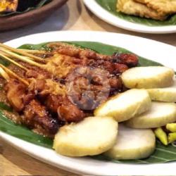 Sate Ayam (10 Tusuk)   Lontong Bumbu Kacang