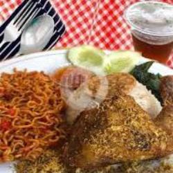 Indomie Ayam Goreng Serundeng Tahu Tempe