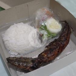 Pkaet Nasi Lauk Lele Bakar