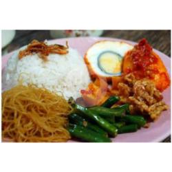 Nasi   Telur Bulat Balado   Orek/kentang   Sayur Tumis