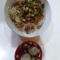 Kwetiaw Ayam Bakso Sapi