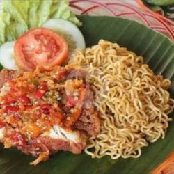 Ayam Penyet Indomie Goreng