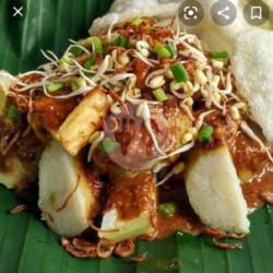 Lontong Pecel Khas Si Embok