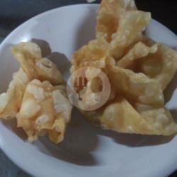 Krupuk Pangsit Goreng Isi Daging Ayam