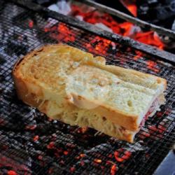 Roti Bakar Coklat Kacang Keju