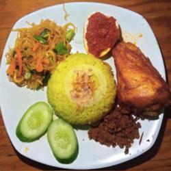 Nasi Kuning Cakalang Special Ayam Goreng