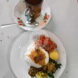 Nasi Ayam Balado   Telur Bulat   Teh Hangat Manis