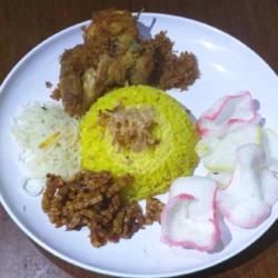 Nasi Kuning Ayam Serundeng