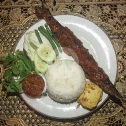 Lalapan Ikan Baracuda Bakar Bumbu Merah