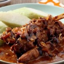 Sate Ayam Dan Lontong