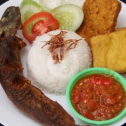 Nasi Lele Goreng Sambal Terasi Setan Tahu Terong Telur Dadar/mata Sapi Sayuran