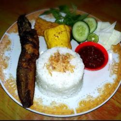 (2b) Teh Manis, Nasi, Ikan Lele Goreng, Tahu, Tempe, Lalapan, Sambal