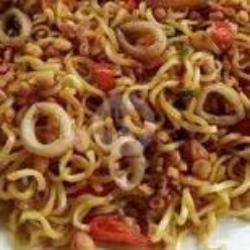 Indomie Goreng Sayap Cumi Krispi Sambal Bawang