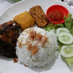 Paket Ayam Bakar Paha, Nasi, Lalapan, Sambel Terasi Pedas Manis