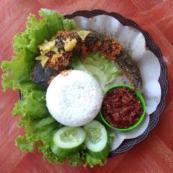 Paket Nasi   Lele Kremes   Lalapan   Sambal