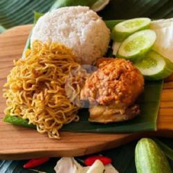 Nasi Ayam Mie Goreng