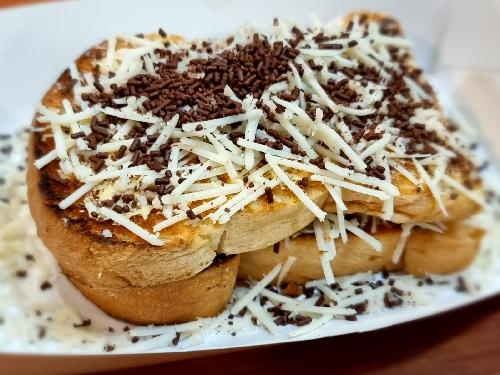 U külotlarini tushirdi va tort oyoqqa otirdi. U külotlarini tushirdi va tort oyoqqa otirdi.