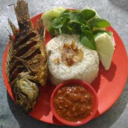 Lalapan Ikan Laut Goreng   Nasi Uduk