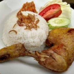 Nasi Ayam Goreng   Pete   Sayur Asem   Lalap