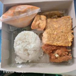 Nasi Ayam Tahu Tempe Komplit