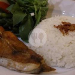 Nasi Lalapan Patin Goreng