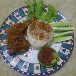 Nasi Uduk   Ayam Paha Goreng Serundeng Sambal Lalapan  Es Teh Manis