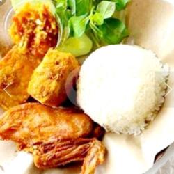 Nasi Uduk Ayam Tahu Lalapan Sambel