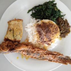 Nasi Ikan Lele Goreng Telor Dadar