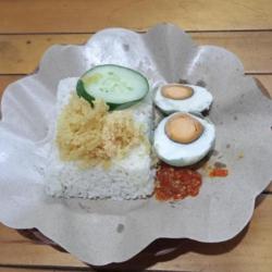 Nasi Uduk   Telur Asin Kremes