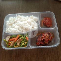 Nasi Putih Ikan Tongkol Balado Tumis Buncis Bakso Wortel Sambal