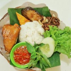 Ayam Lalapan Komplit (nasi Uduk   Ayam   Tahu   Tempe  Lalapan)