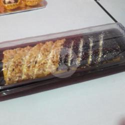 Bolu Kombinasi Topping Kacang Cincang Dan Mesis