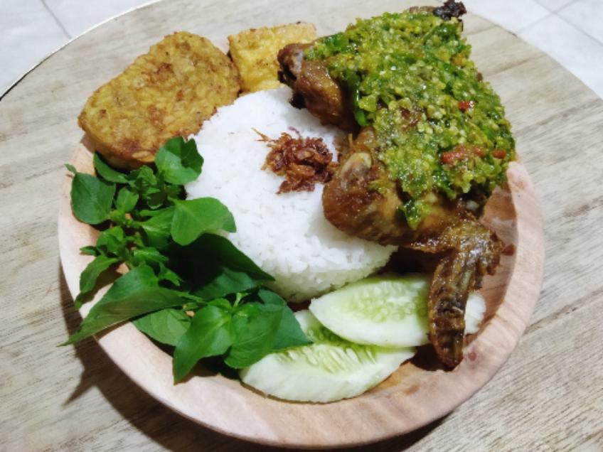 Ayam Penyet Cabe Ijo Maeka Gofood