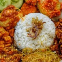 Nasi Uduk Komplit   Telor  Ayam Goreng Serundeng