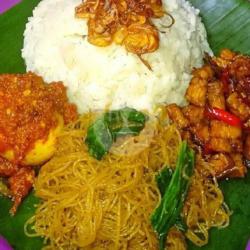 Nasi Uduk   Orek  Kentang Balado/ Kentang Semur  Telor   Kerupuk   Sambal