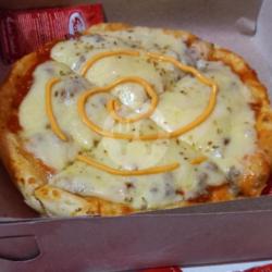 Pizza Cheese Lover ( Ukuran 18cm)